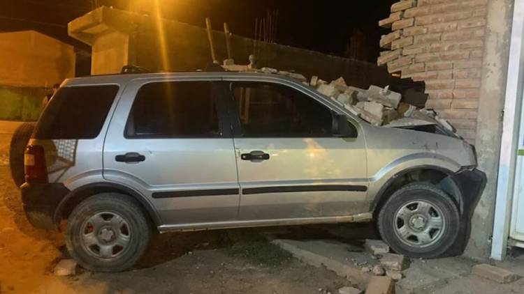 Desnudos y borrachos, chocaron contra el frente de una casa durante los festejos de Navidad en Neuquén