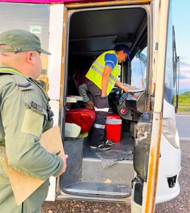 Detuvieron a un micro que transportaba menores sin documentación con destino a Salta