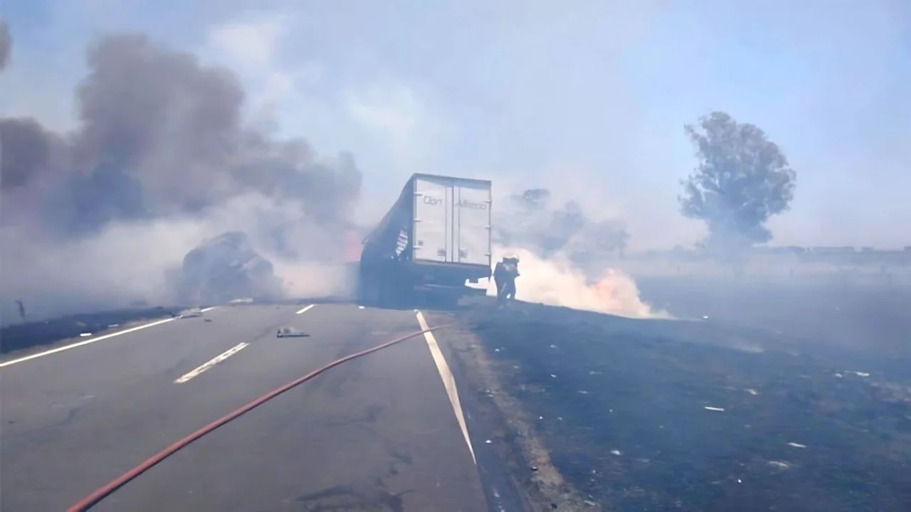 Tragedia en la Ruta 7: un muerto y dos heridos tras choque e incendio de camiones en Córdoba