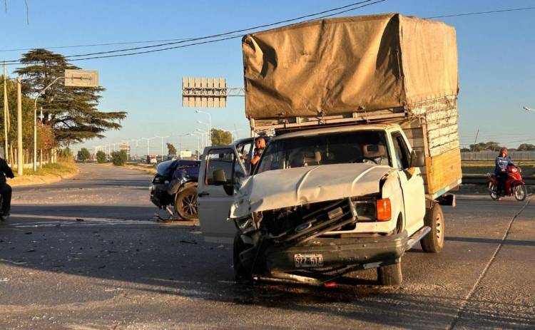 Patrullero chocó y destruyó un flete: "La camioneta no sirve más"