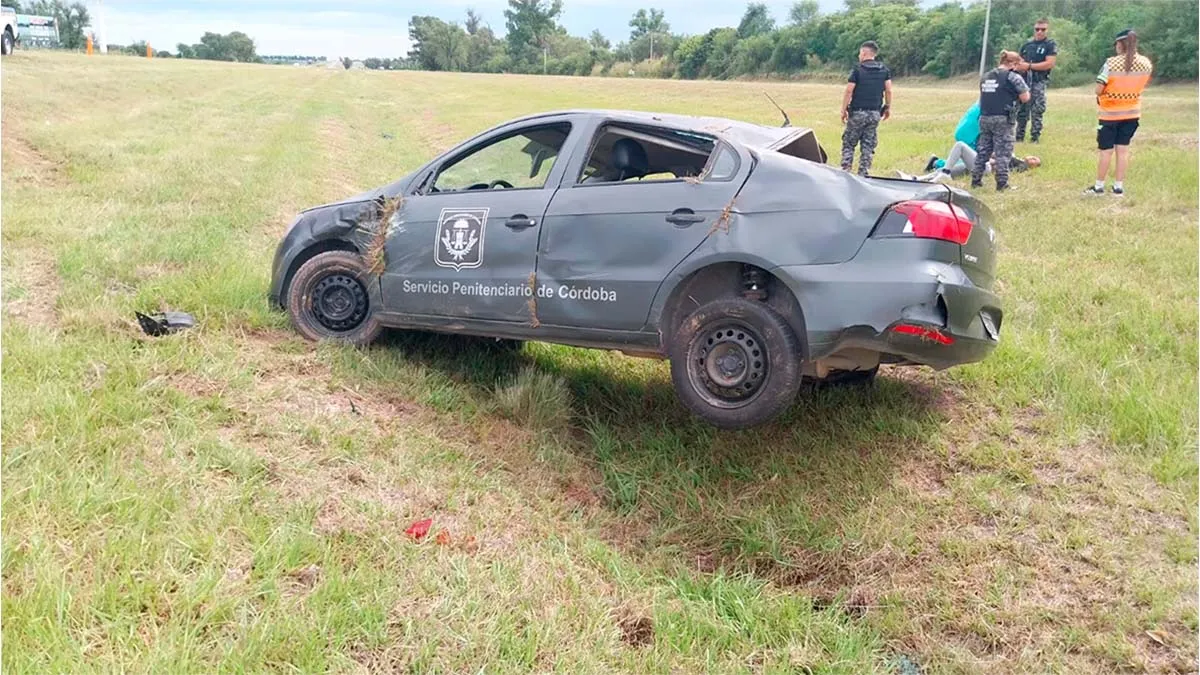 Un auto del Servicio Penitenciario volcó en la autovía de la 36 cuando trasladaba a una detenida