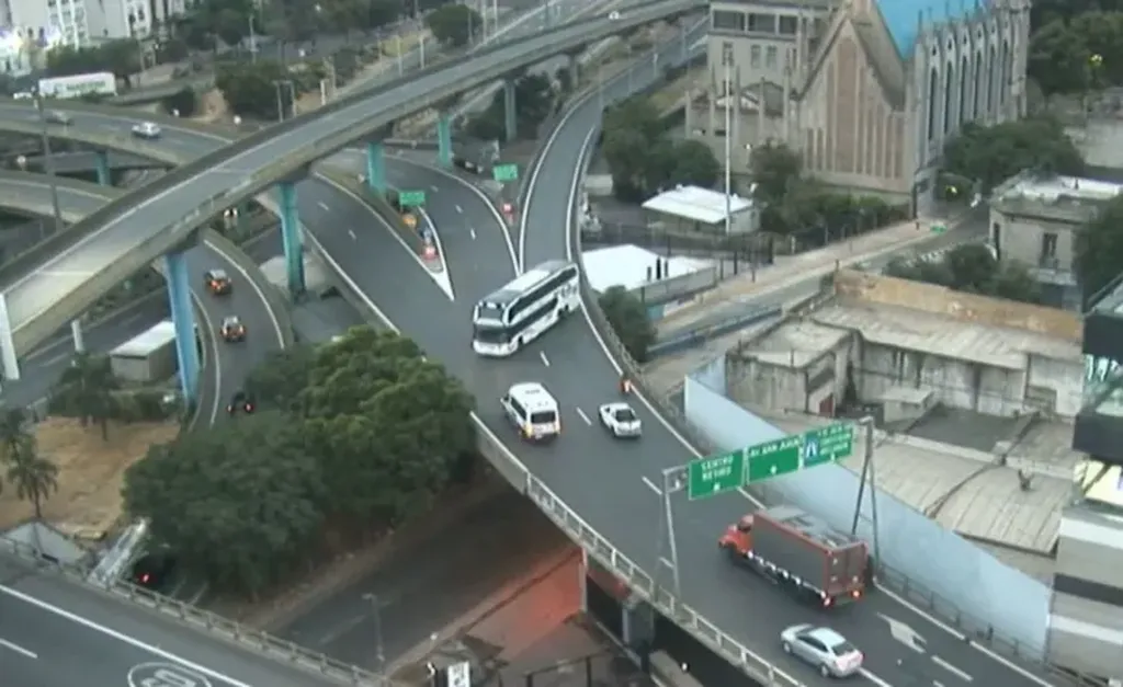 Un micro de dos pisos se metió de contramano por la Autopista 25 de Mayo