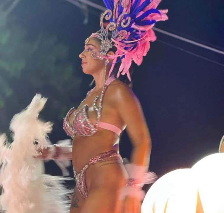 Una intendenta sorprendió a todos bailando con un traje diminuto en los corsos de su ciudad