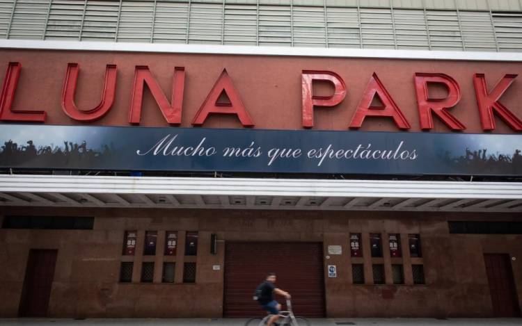 Golpe a la historia: contra las normas, demolerían todo el interior del Luna Park para hacer un nuevo estadio
