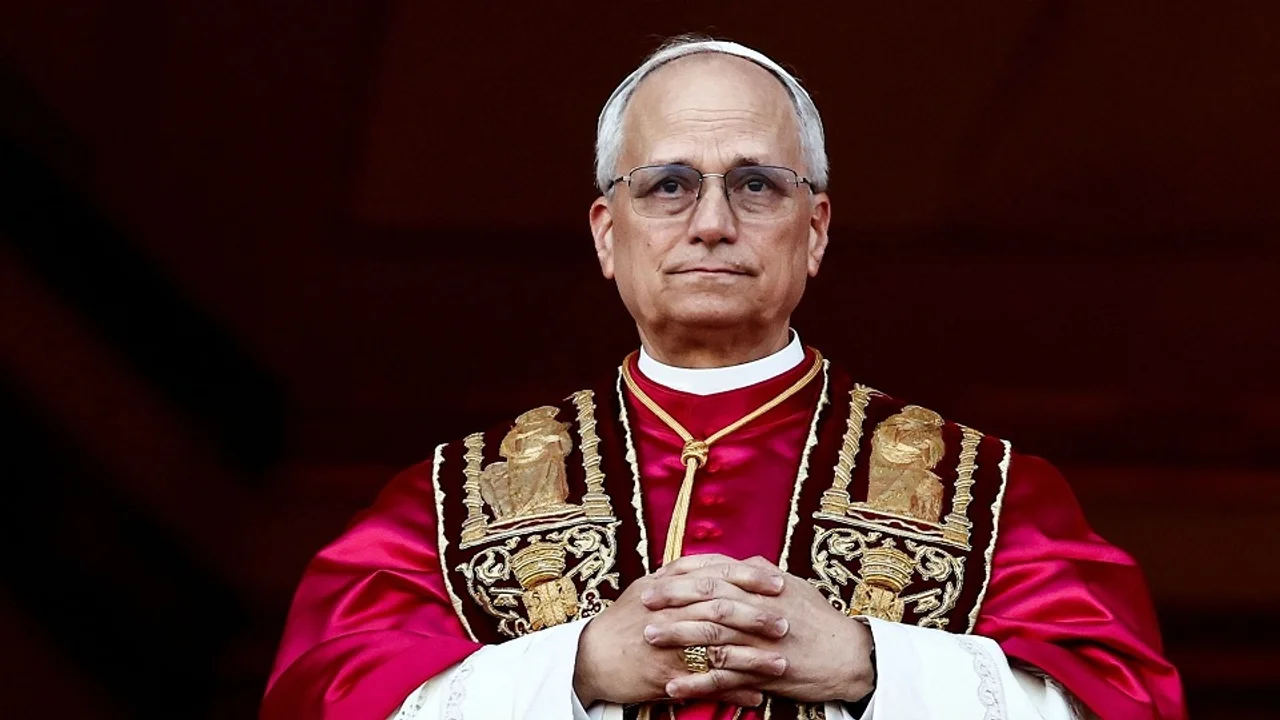 El Vaticano publicó el retrato oficial del Papa León XIV junto a su firma