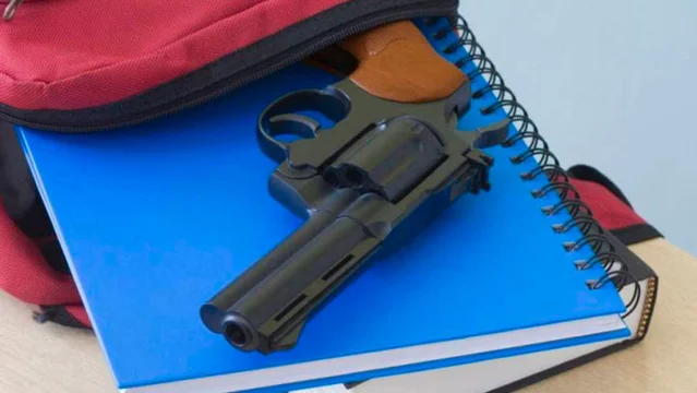 Terror en una escuela de Rosario: un alumno fue armado y huyó a los tiros