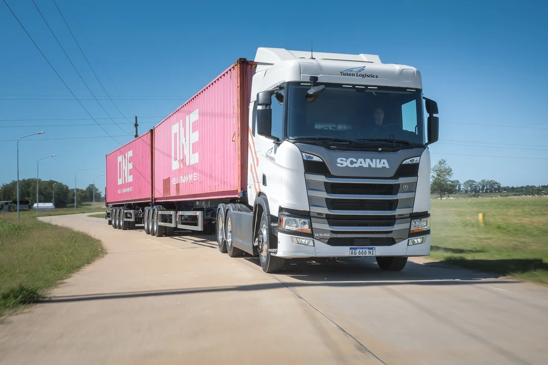 El futuro del transporte ya llegó: por primera vez un camión bitren unió el puerto porteño con Zárate