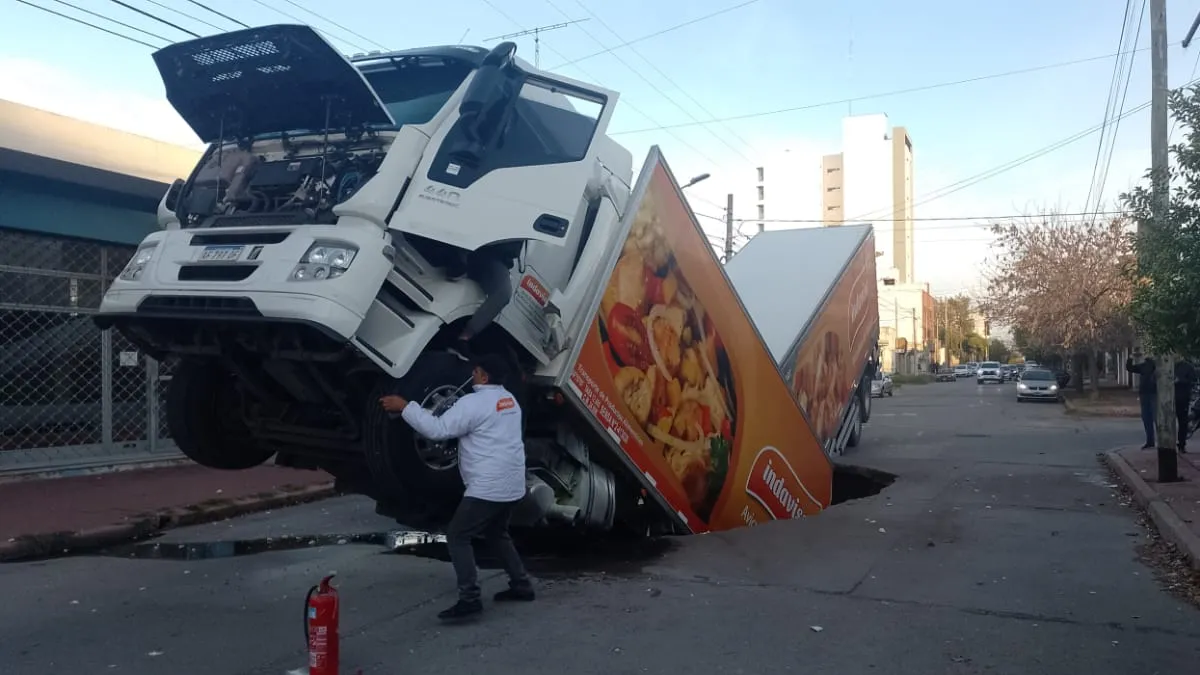 Un camión cayó adentro de un enorme bache