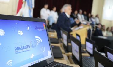 Provincia entregó netbooks para estudiantes de los Institutos de Formación Docente