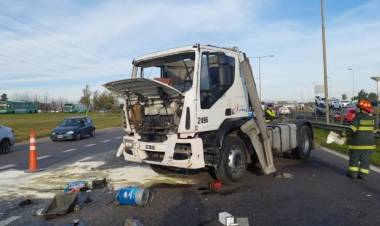 Accidente fatal en la Panamericana: un camión volcó, el chofer salió despedido y murió atropellado por su propio vehículo