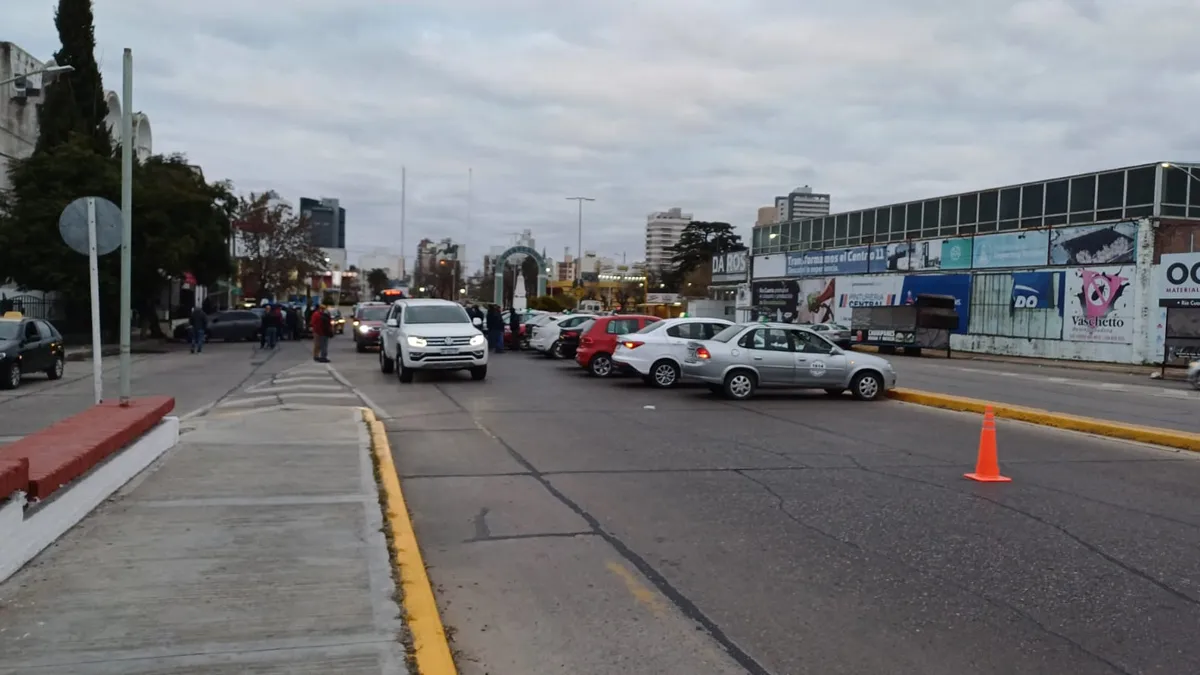 Rio Cuarto: Remiseros realizan corte total en puente Alberdi y Filloy y media calzada en puente Carretero y Obregón Cano