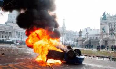 Incidentes en el Congreso: prendieron fuego el auto de Cadena 3