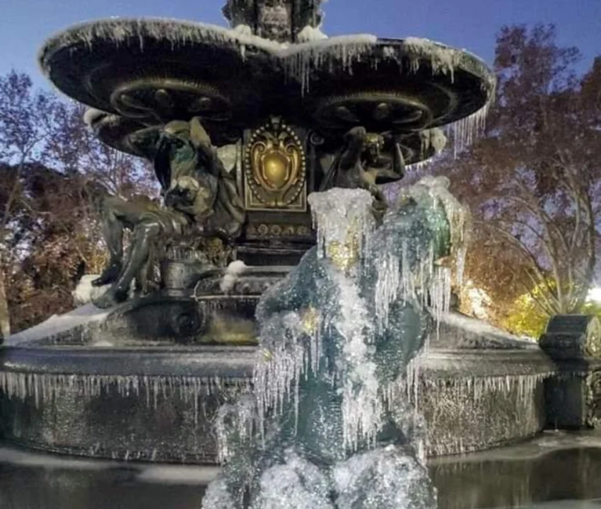 Inédito: por el frío polar se congeló la fuente del Parque General San Martín en Mendoza