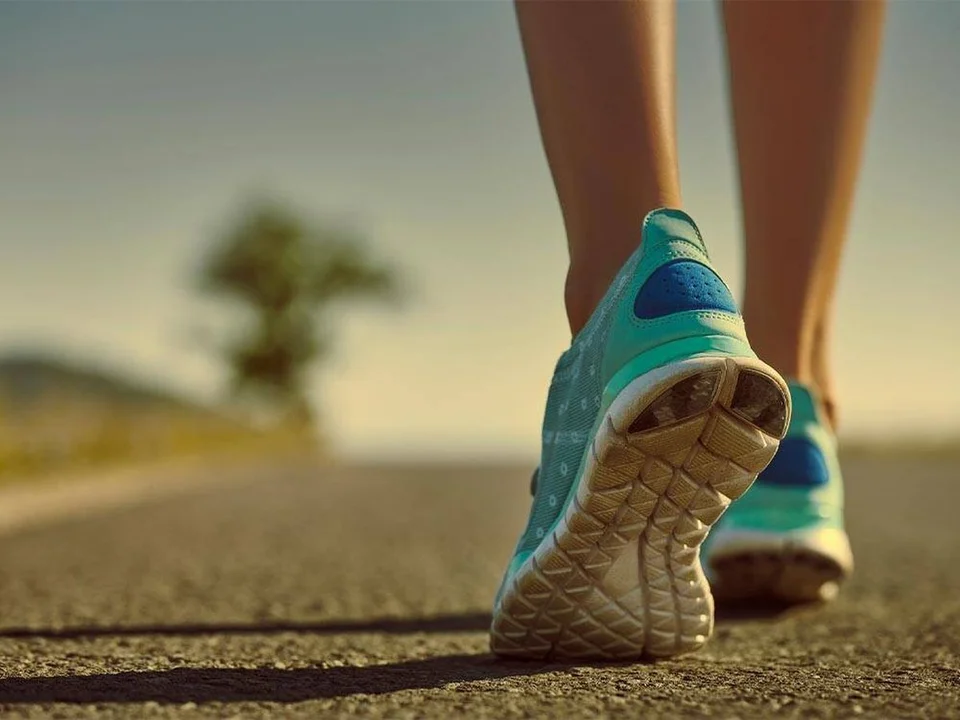 Cuánto hay que caminar por día para bajar de peso y prevenir enfermedades coronarias en agosto