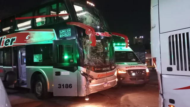 Accidente en la Terminal de ómnibus en Retiro: un micro se quedó sin frenos y chocó contra otro estacionado