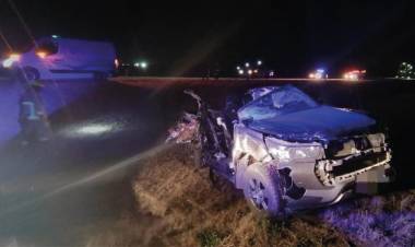 Un camión y camioneta Toyota Hilux colisionaron el la autovía J.B. Bustos