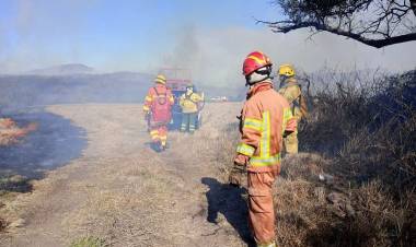 Bomberos combaten un voraz incendio de tres frentes en Deán Funes