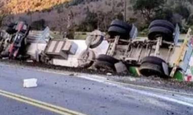 Tragedia en Chile: un camionero argentino murió al volcar en la ruta, otro intentó asistirlo y falleció de un paro cardíaco