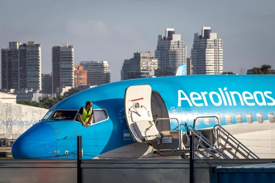 Milei sobre Aerolíneas Argentinas: “O se cierra o se privatiza, pero no va a seguir en manos del Gobierno"