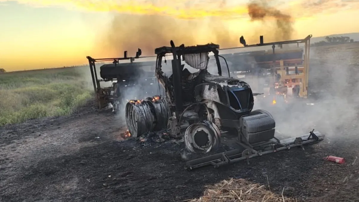 Daños totales: se incendiaron dos maquinarias en la zona rural de Río Seco