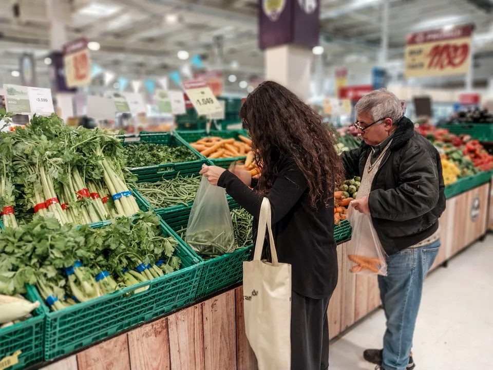 Caputo profundizó la desregulación del comercio: derogó 43 normas de control de precios, abastecimiento y trámites