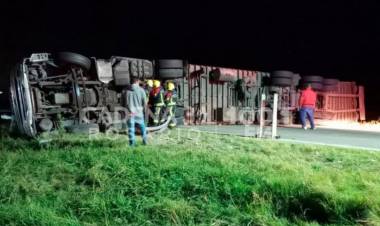 Impactante vuelco: cierran hasta las 12 la autopista Rosario-Córdoba