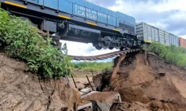 Cedió un puente ferroviario y un vagón quedó colgando 