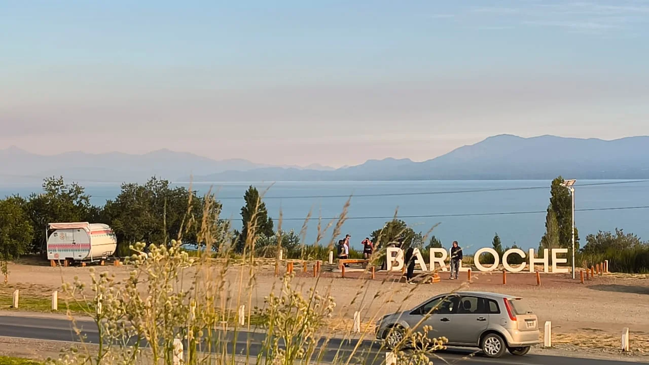 Triste imagen: el humo de los incendios en el Parque Nacional Nahuel Huapi llegó a Bariloche