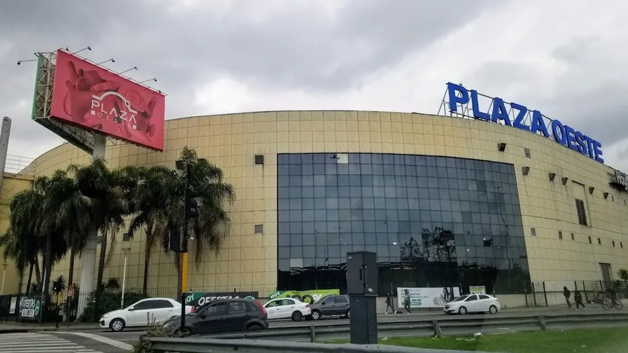 Se derrumbó parte del techo del shopping Plaza Oeste de Morón