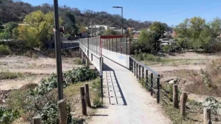 Un joven murió por un rayo mientras caminaba con su hijo