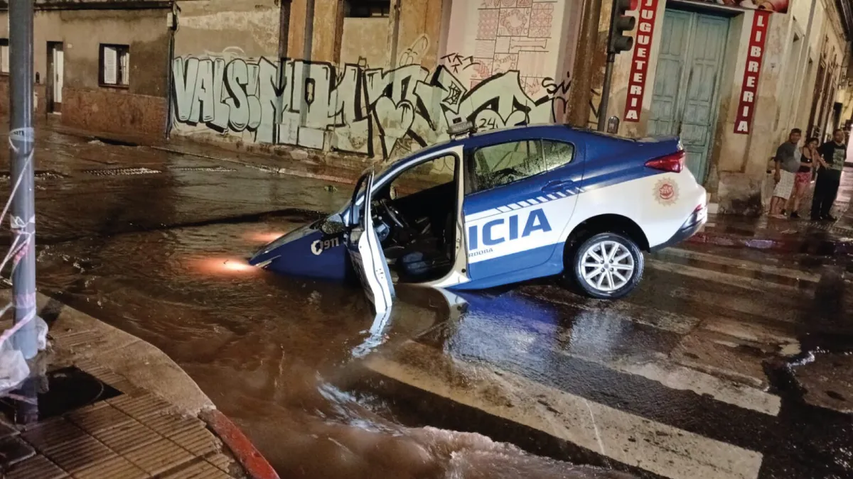 Tormenta en Córdoba: un patrullero se hundió en un pozo tras inundarse la zona