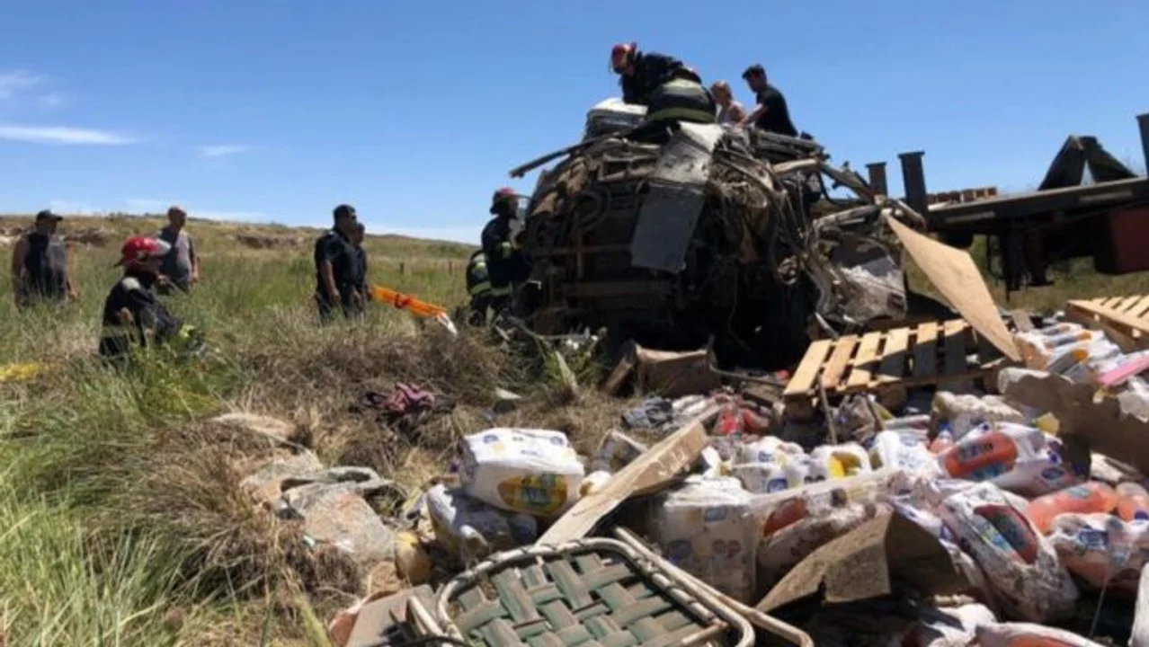 Tres muertos por un brutal choque entre un auto y un camión en Tandil