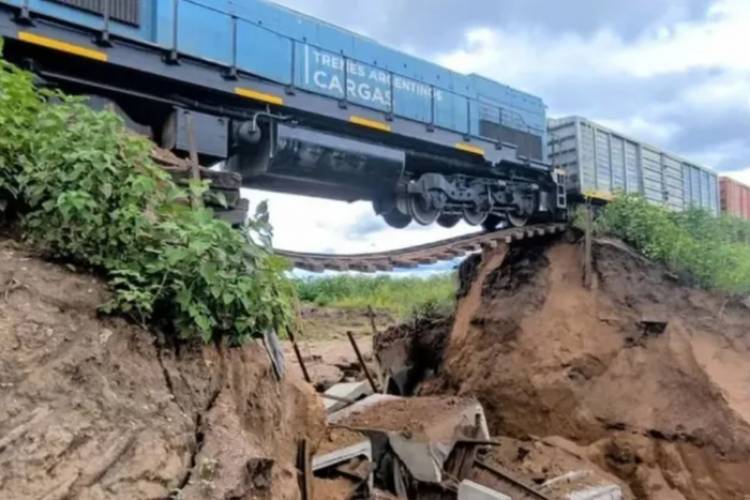 Cedió un puente ferroviario y un vagón quedó colgando 