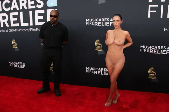 ¿Quién es Bianca Censori, la esposa de Kanye West que sorprendió con un polémico vestido en los Grammy Awards 2025?