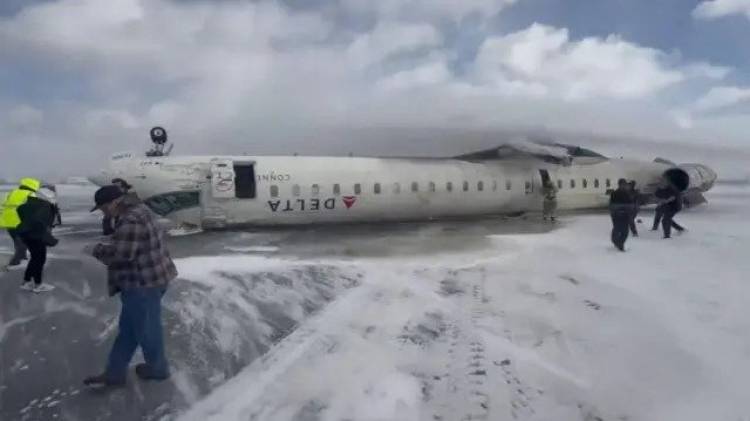 Toronto: un avión volcó durante el aterrizaje y hubo 17 heridos