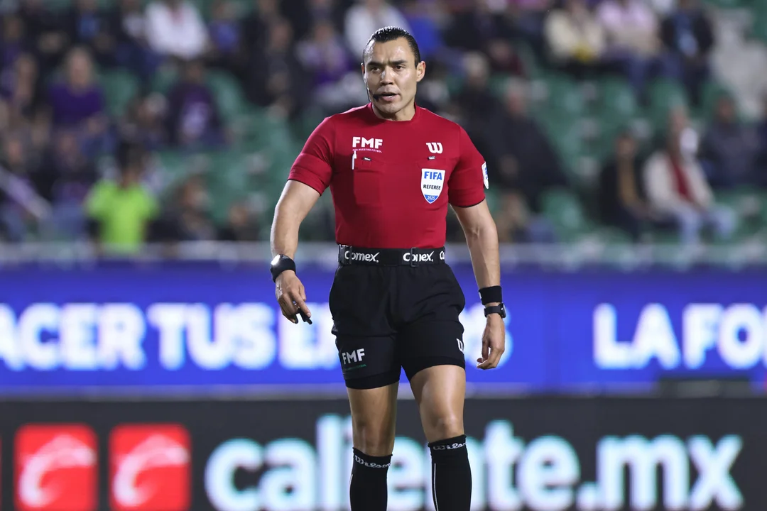 Un árbitro mexicano fue sancionado por pedirle un autógrafo a Messi en la Concacaf Champions League