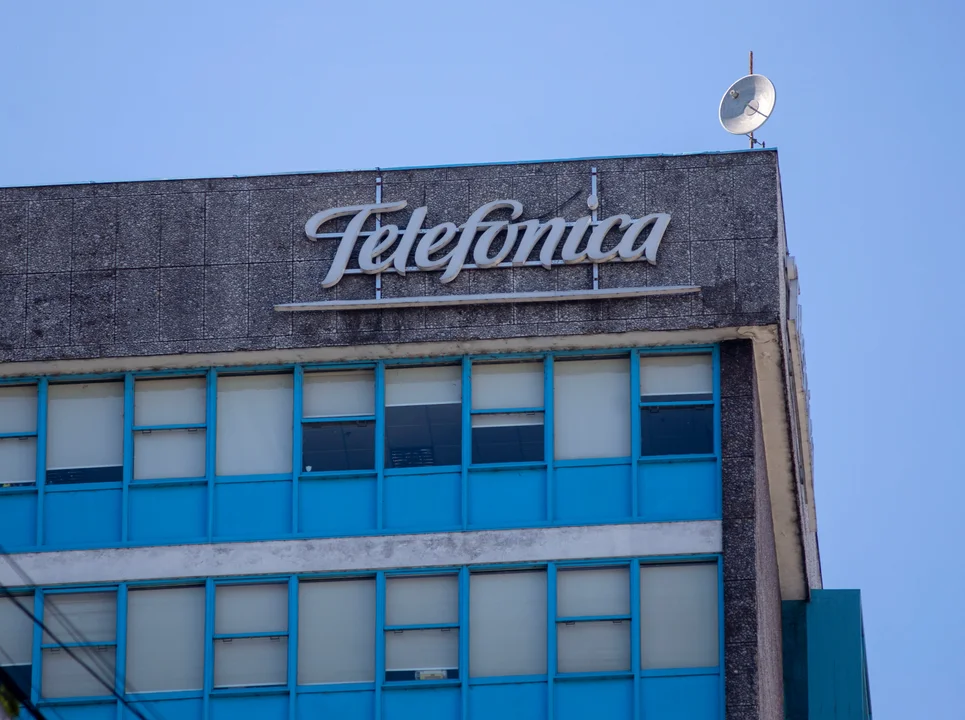 Grupo Clarín compra Telefónica, pero el Gobierno se opone