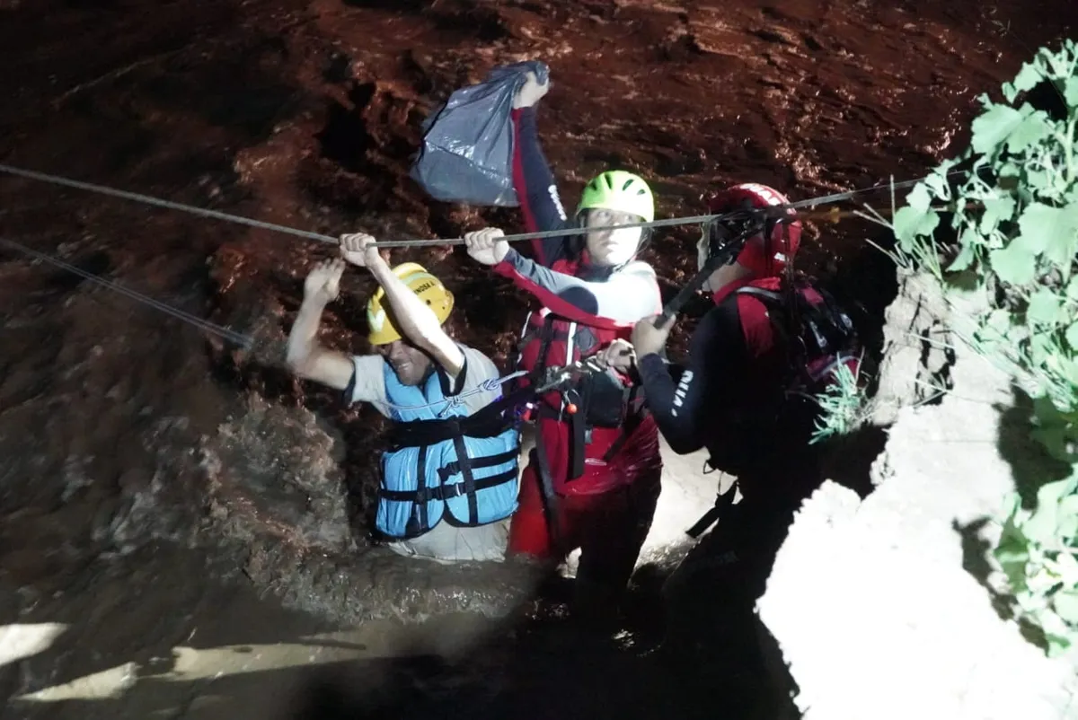 En plena creciente del río, rescatan a tres personas que estaban en un islote